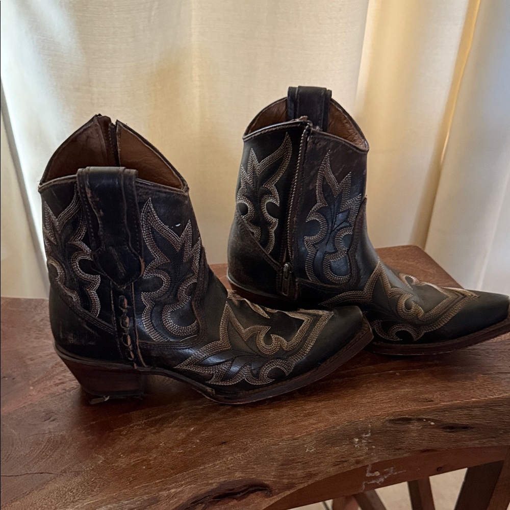 Circle G Black and Brown Leather Western Boots